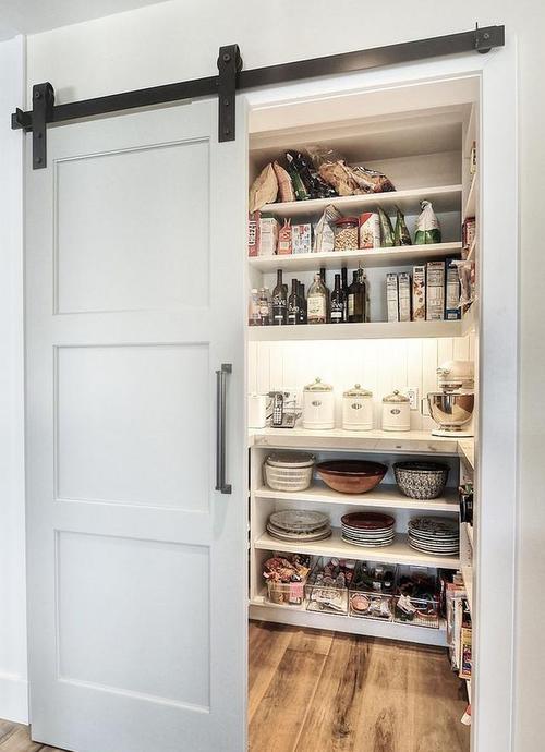 零食储藏室创意可提供额外的厨房存储空间